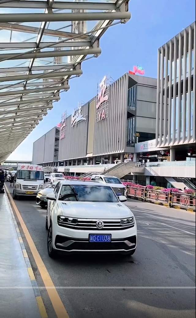 奥运冠军李雯雯回鞍山过年父亲开50万红旗接机8点起床被奶奶骂