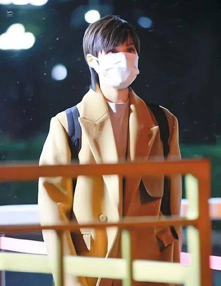 卫衣 春晚路透生图：终于扒出了女明星私服品牌，几百到几万都有