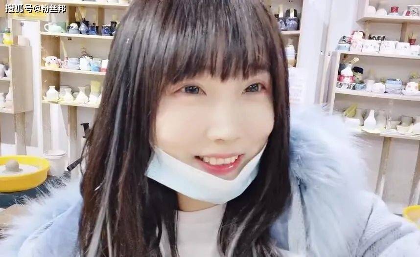 原创前yy主播凌希虎牙小鲁班首次露脸秀腹肌在石评价未达到期望值