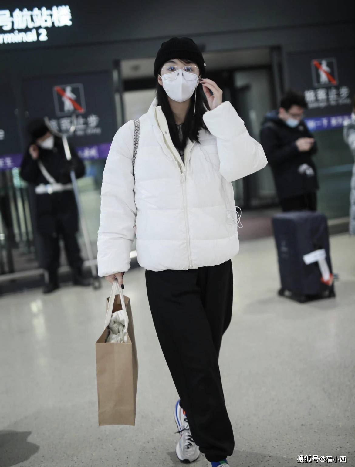 黑色 李菲儿不愧是黄晓明的前女友，穿白色羽绒服走机场，就很有国际范