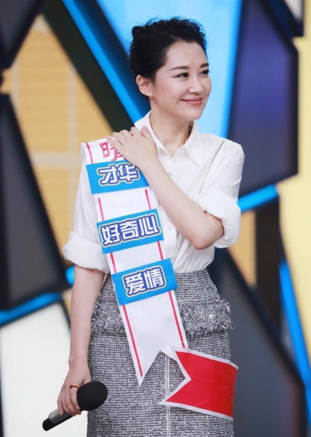 高跟鞋 50岁许晴不结婚又如何？闪片短裙似少女，20cm高跟鞋气质不输当年