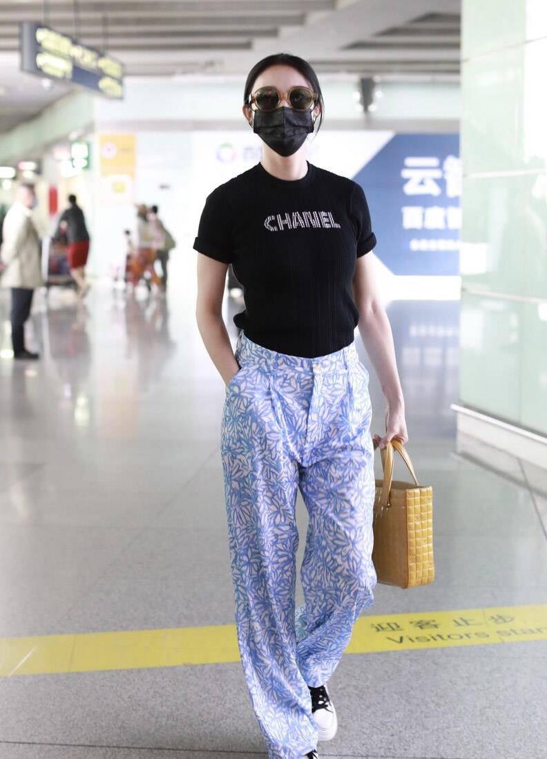 黑色 张俪好飒,白色西装内搭露腰背心+阔腿裤,干练时髦又有气场。