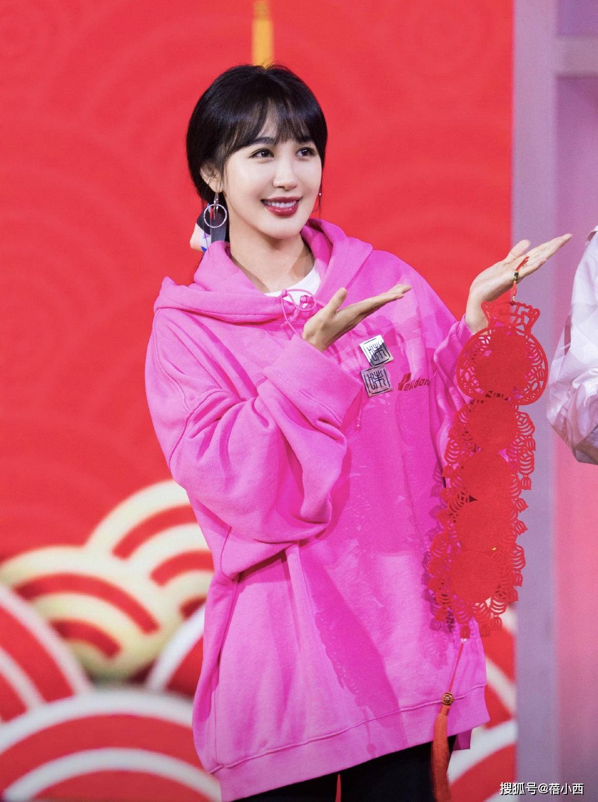 黑色 李菲儿不愧是黄晓明的前女友,穿白色羽绒服走机场,就很有国际范