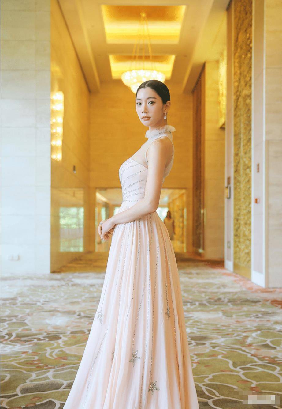 鱼尾 克拉拉不愧是“行走的尤物”，穿蕾丝上衣+鱼尾裙，身材比例出众