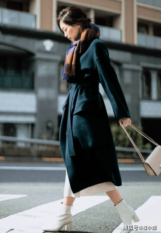 蓝色 为啥日系女神都爱穿裙子，看完这篇介绍就明白了，优雅且时髦