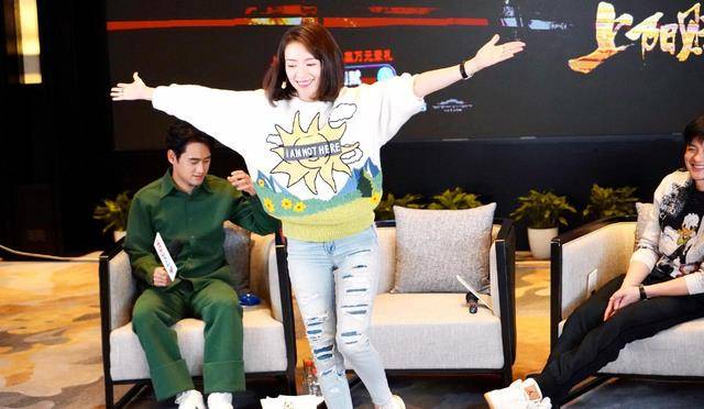 卫衣章子怡真是扮嫩高手！穿卡通卫衣不忘歪头卖萌，减龄又不失高级感