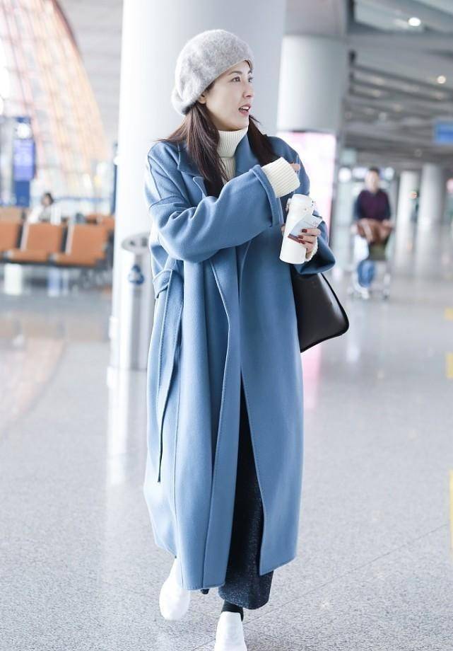 个性 穿大衣的曾黎也看不出年龄，叠穿衬衫白T恤，配毛线帽率性新潮