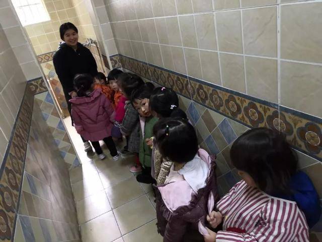 厕所|幼儿园厕所“男女共用”，引起家长不满，园长：这是很正常的