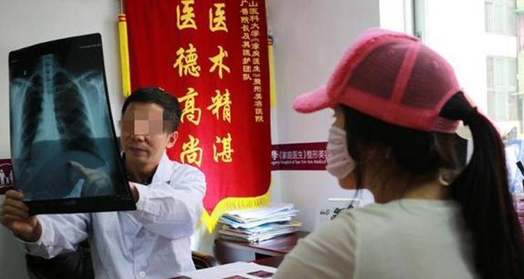 家长花费400多万整容200次的“红粉宝宝”，现状如何？与之前判若两人