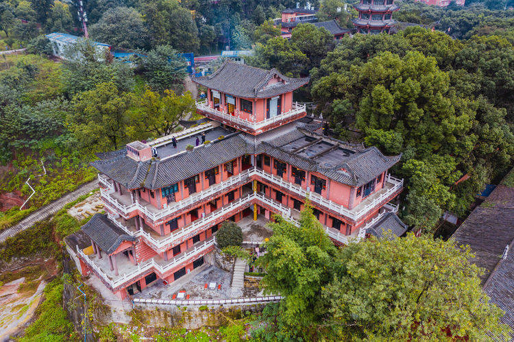 景区走红,素有"巴山灵境"之称,距市中心只有12公里_华岩寺_寺庙_地方