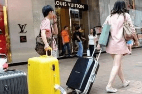 出门在外，老外都背着很大的背包，中国人为什么都爱带行李箱