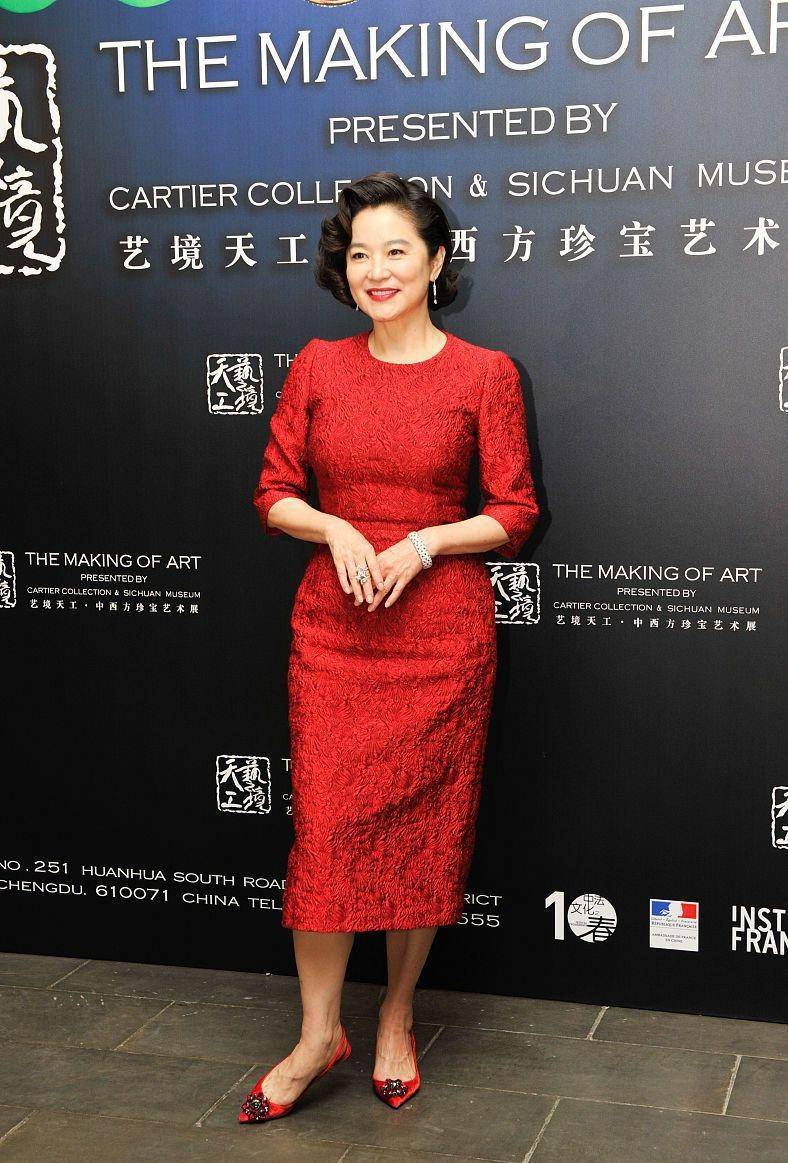 颜色 林青霞就算老了也很有看头,红裙造型很复古,一点都不显老气