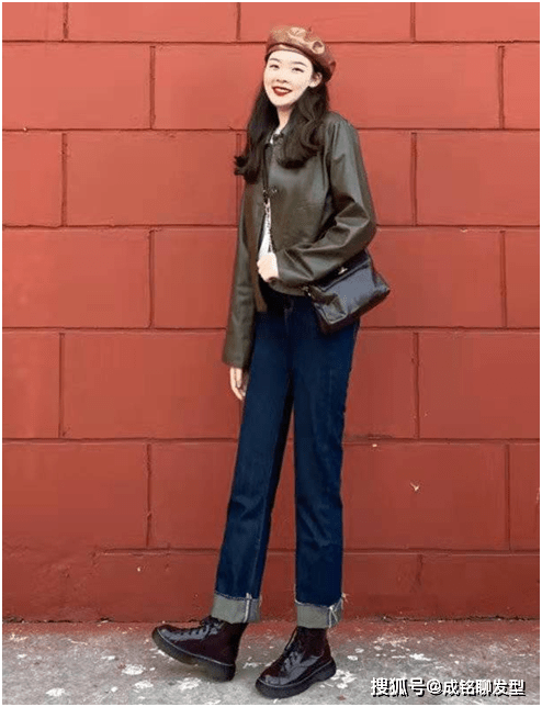 黑色 建议奔四奔五的女性多穿短外套,时髦好搭配,尽显干练利落的气质