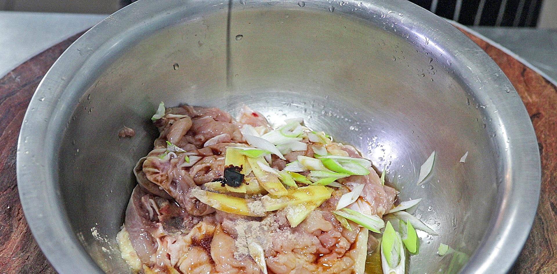 很厉害的大厨教你炖牛肉 731e2eb143784daca2a02f567e345553.jpeg