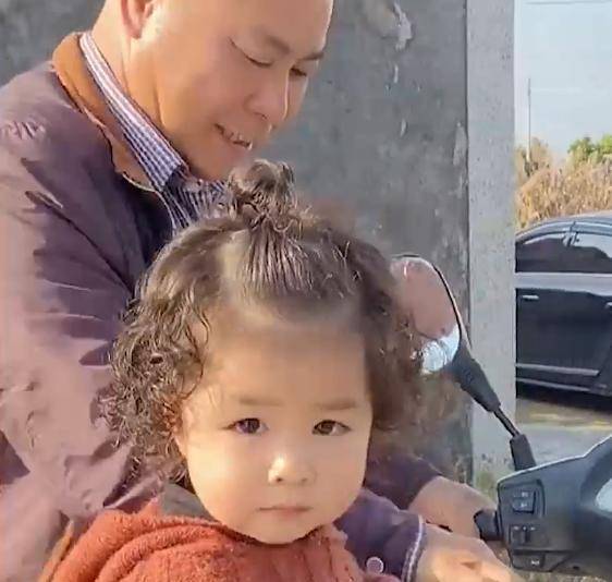 带着 广东老人带2岁外孙女花270元烫羊毛卷,效果一出让网友都羡慕了