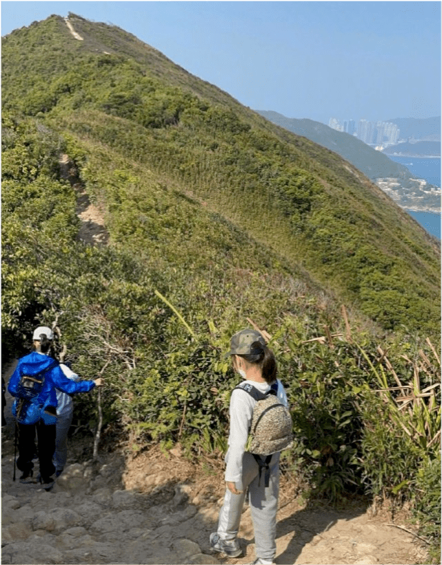 黎姿 50岁黎姿颜值不输巅峰！素颜出镜皮肤白皙，穿运动装身材太纤细