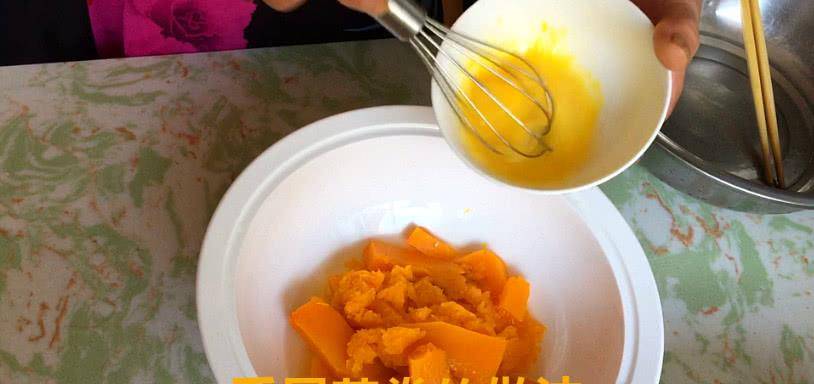 面食这样做好吃 好看 慢动作教你做南瓜花卷 比馒头好吃100倍 剂子 比提布 面团 面食这样做好吃 好看 慢动作教你做南瓜花卷 比馒头好吃100倍 剂子 比提布 面团