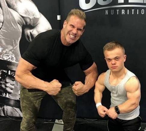 侏儒症患者被嘲笑为"小矮子",如今健身后令人刮目相看!