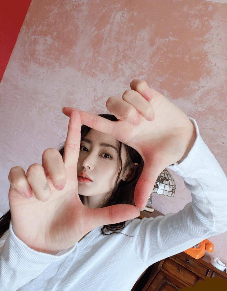 张天 张天爱“马甲线”太惹眼，简洁穿搭不“简单”，完美身材一览无遗