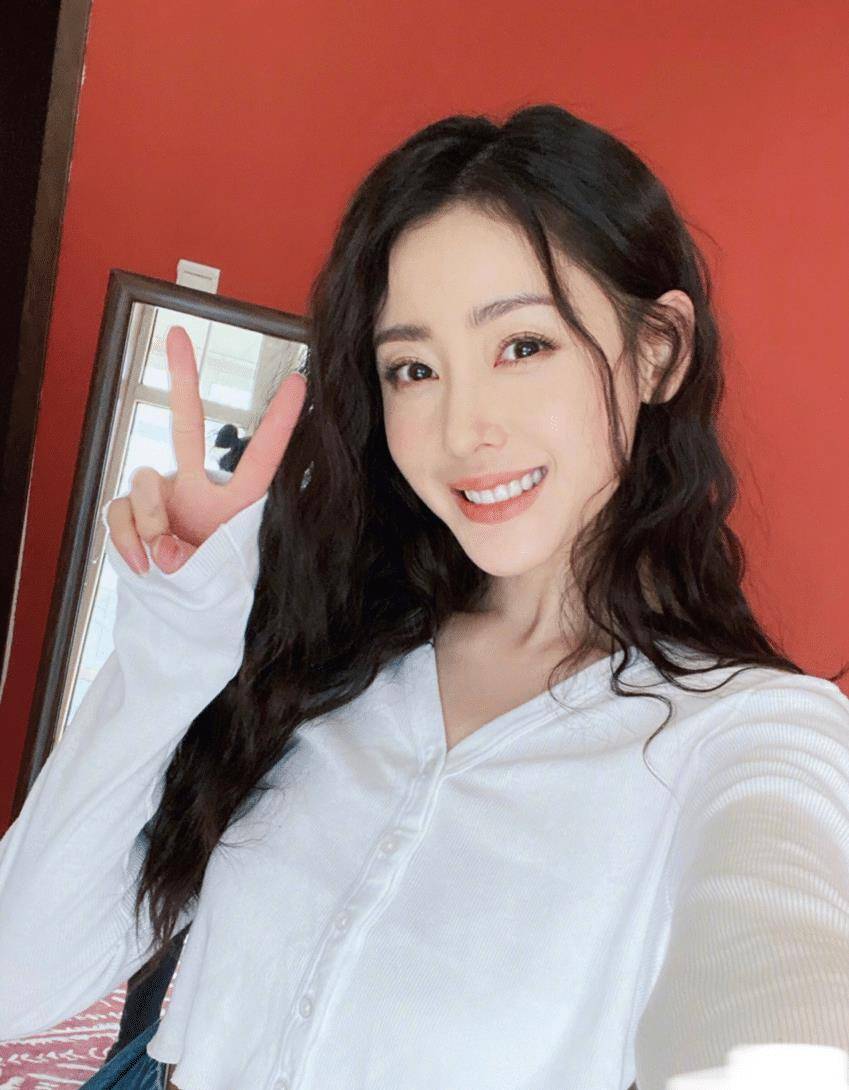 张天 张天爱“马甲线”太惹眼，简洁穿搭不“简单”，完美身材一览无遗