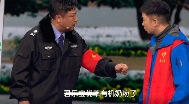 贾冰与杨迪等人的小品包袱倒还是不错,前期台词衔接也很完美,不过到了