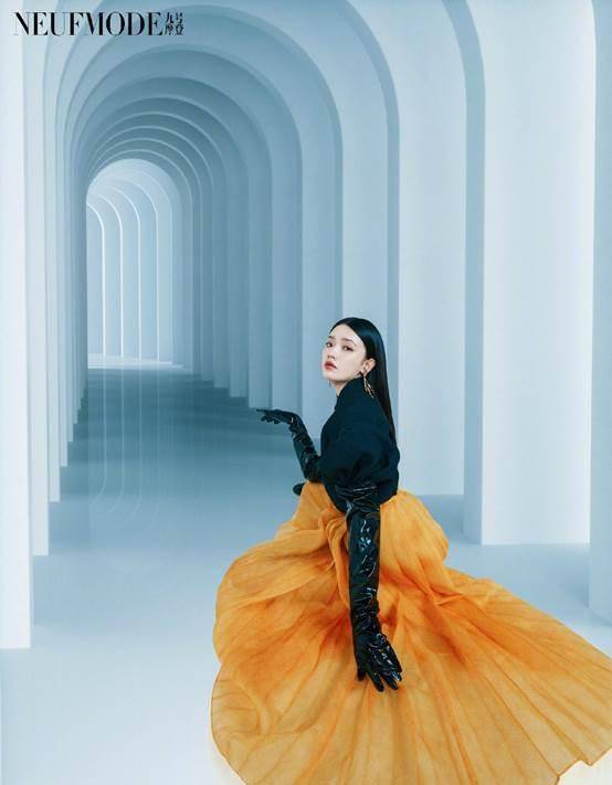 马尾 “星女郎”林允演绎百变穿搭，可甜美可成熟，马尾卷发轻松hold住