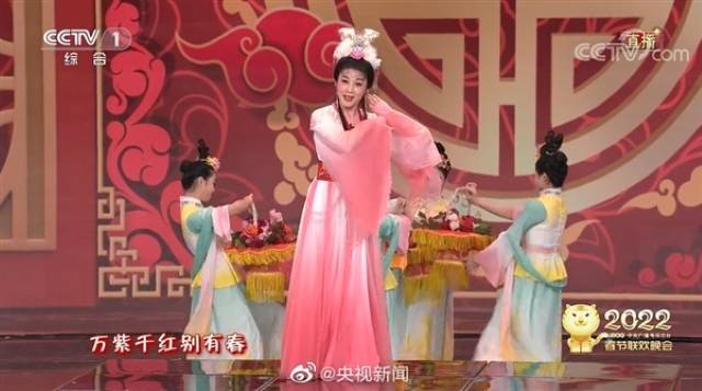 黄梅戏手捧莲花灯一盏曲谱_女子手捧莲花灯图片(3)