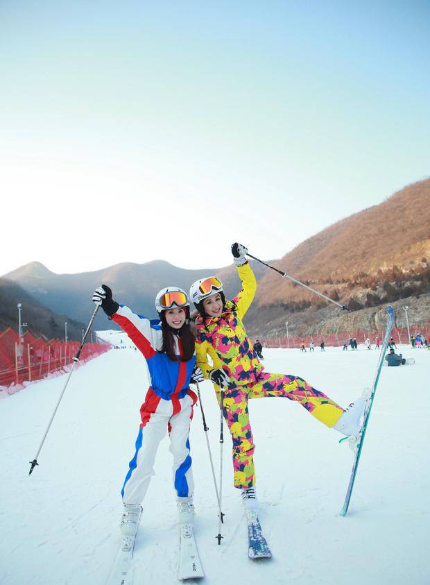 女神|李若彤晒和钟丽缇雪地合照，双马尾冻龄女神超俏皮