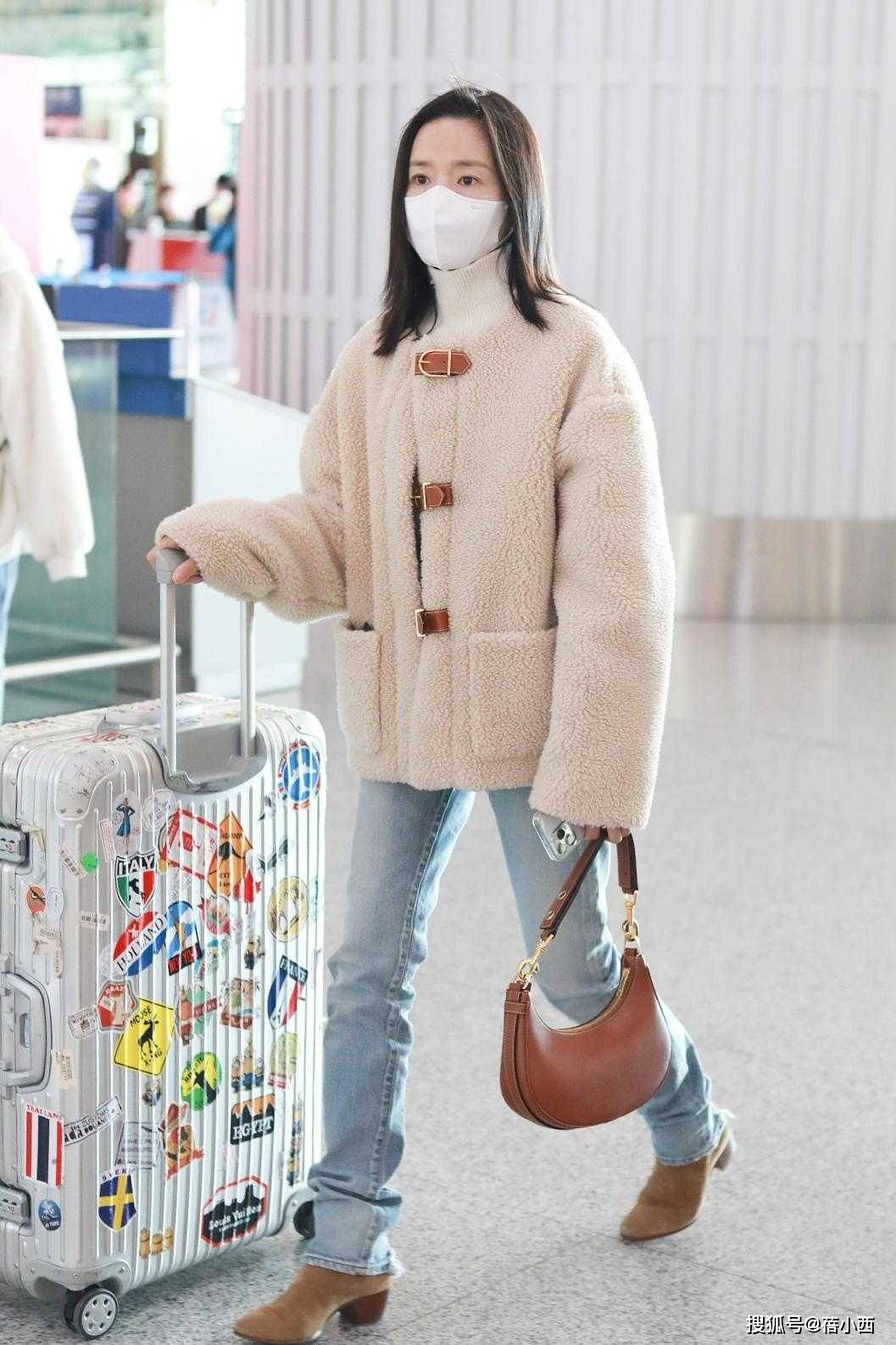 羊羔 董洁真不像四十多岁的人，穿牛仔风衣配衬衫走机场，年轻似大学生