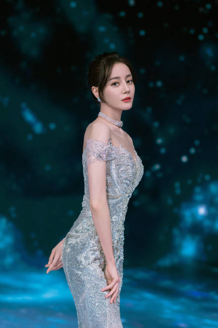 高定 网络盛典女星咖位秀来了:宋茜高定力压杨幂,张小斐黑金裙太惊艳