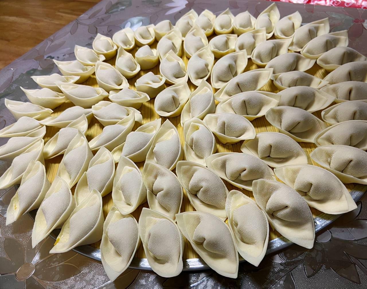 四,博山水饺博山水饺是山东省传统名吃之一,外形像一个个金元宝而格外