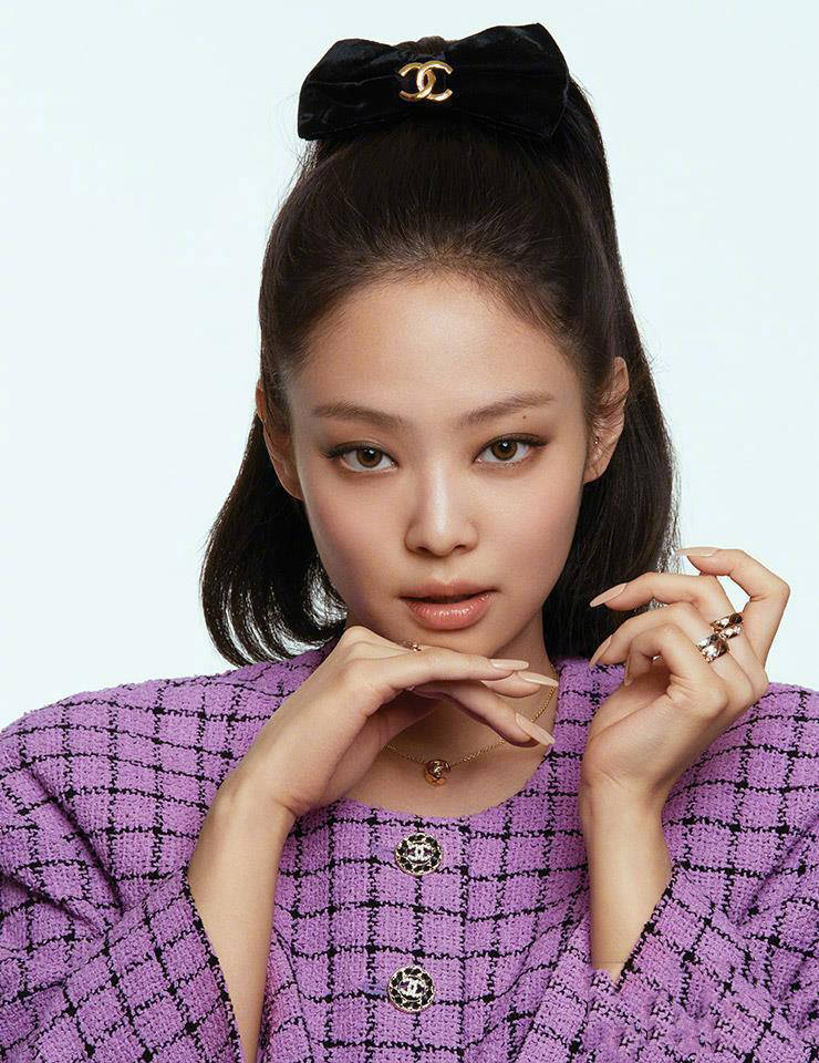 蝴蝶Jennie金智妮拍火辣写真,光脚丫坐在餐桌上面,大美背露得好高级