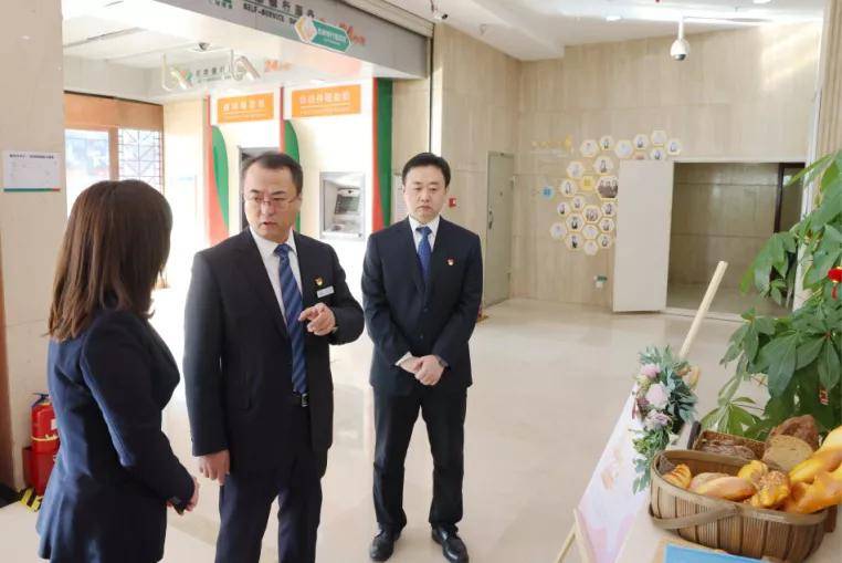 受王亚书记理事长委托任晓峰主任在太原农商行慰问一线员工送去新春