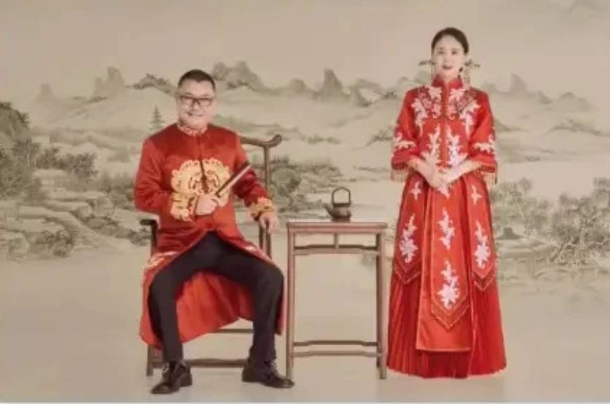 唯美 尹相杰妻子庆结婚一周年，公开唯美婚纱照，连换4套礼服身姿婀娜