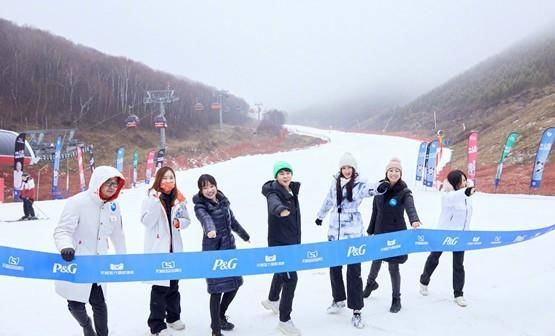 身材 关晓彤真会选场所!穿毛衣海边拜年秀身材太聪明,选对场所美三分