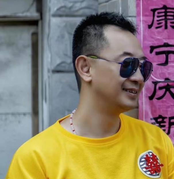 原创黄海波罕露面参加婚礼戴金手链拿礼花弹身材发福被指认不出