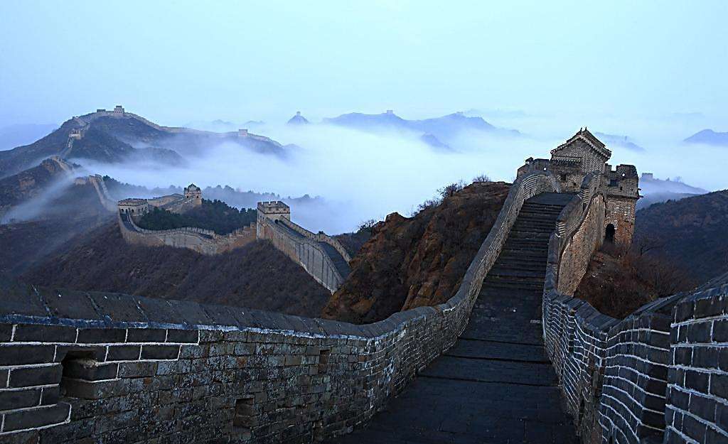 一座屹立在40米高空上的古塔，至今有1300年历史，依然不倒