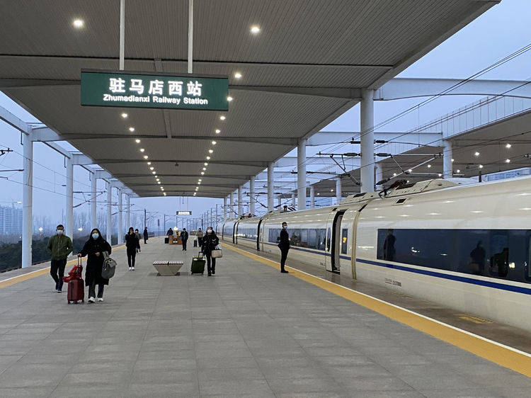 高铁运行近6个小时,途经武汉,驻马店西,许昌东等站,于当晚9时16分