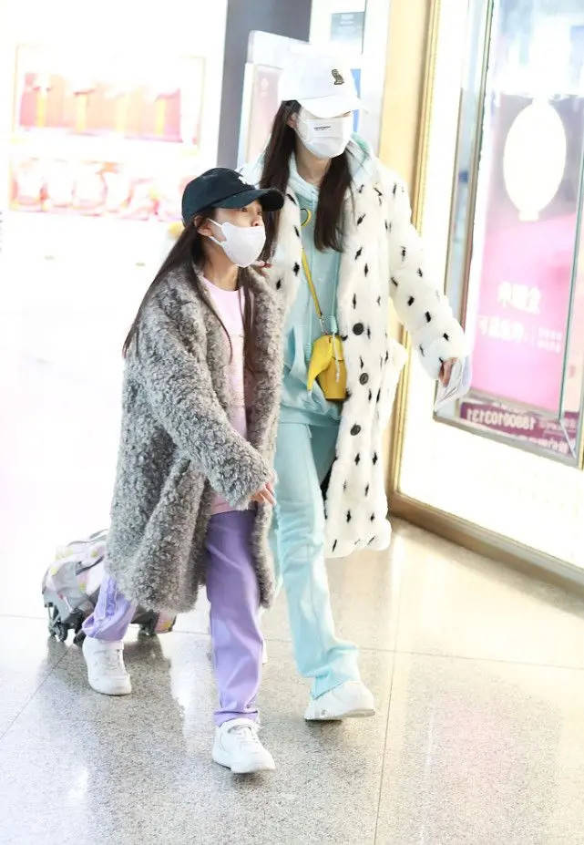 亮点 8岁甜馨形象变化太大了!穿皮草大衣走路都有超模范,气场更像李小璐