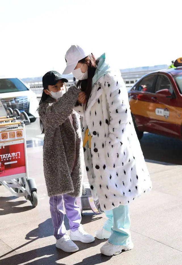 亮点 8岁甜馨形象变化太大了!穿皮草大衣走路都有超模范,气场更像李小璐