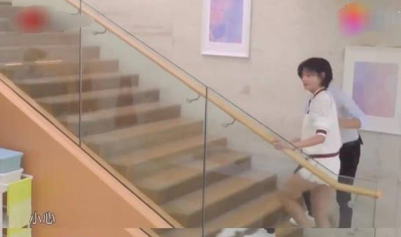 扶梯事故视频小孩从洞里跳下 f30d8cf910024afc99def7ac27253b5f.jpeg