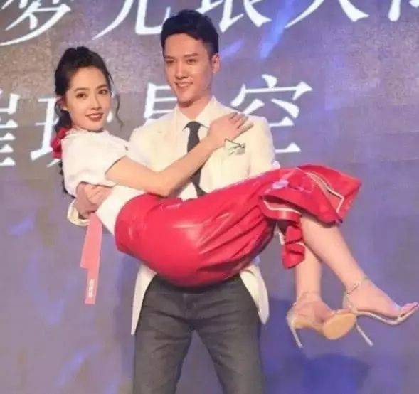 杜淳和妻子的结婚照其处理方式与这个有五百四十万人口的