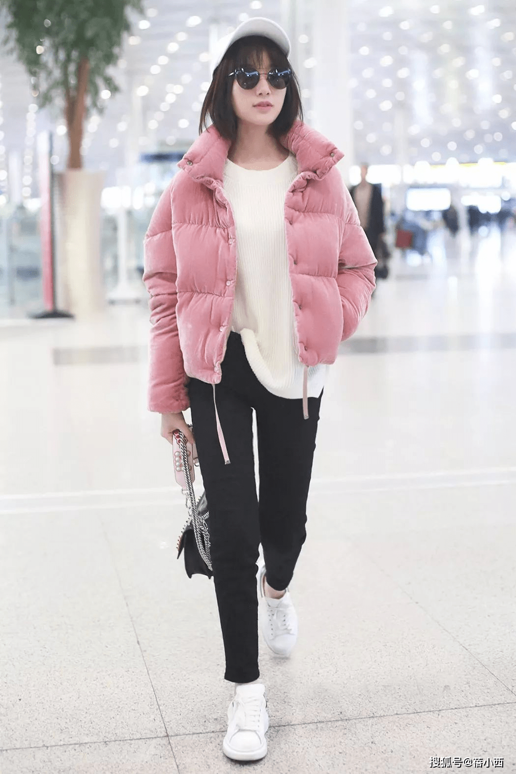 毛衣 毛晓彤越来越时髦，穿粉色泰迪熊大衣走机场，不俗反而很有高级感