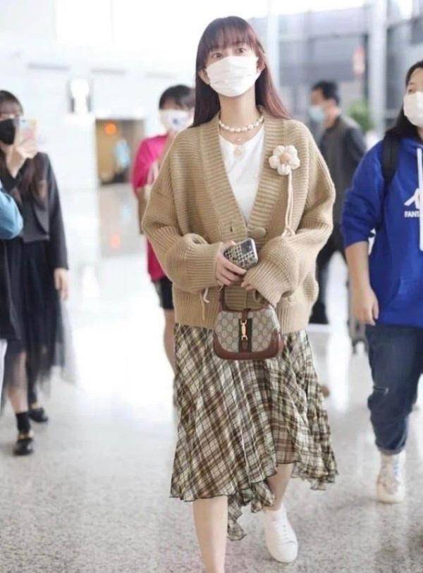 下装 孟子义挺懂时尚,“奶奶衫”也能穿出少女感,真俏皮