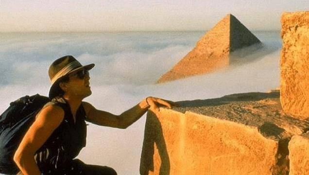 为什么埃及的金字塔不能随便爬？一位外国游客爬上顶后，揭秘真相