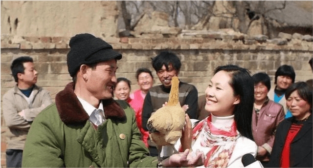 大衣哥家门口人满为患 8afdf9f33ff641739841be801b6bfec0.png