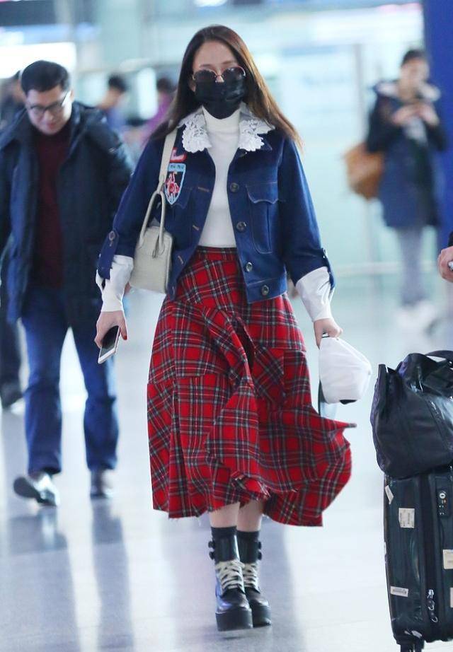 陈乔恩 陈乔恩私下里也这么时髦，虽然是穿着套装，但格子款式还挺有个性