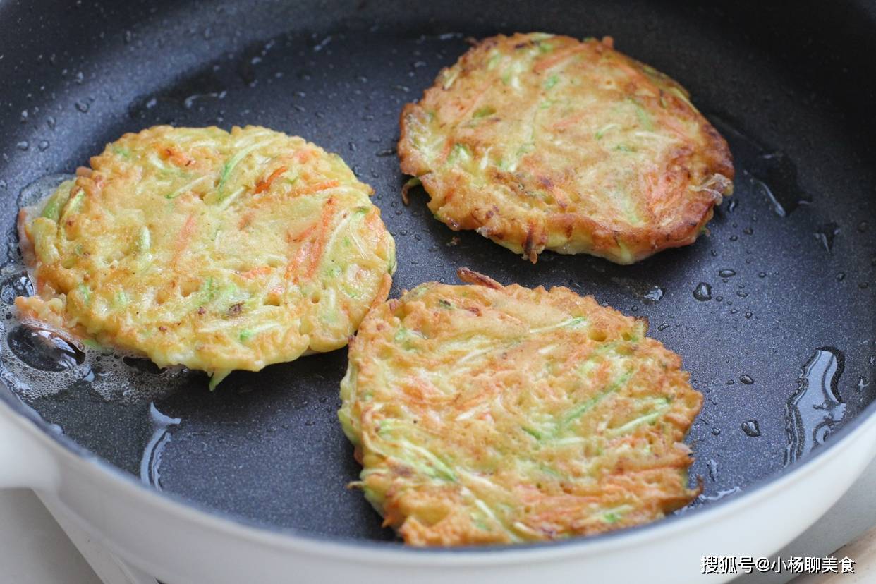 蔬菜|半个角瓜、一个鸡蛋、两勺面粉，十分钟搞定早餐，老公夸我真贤惠