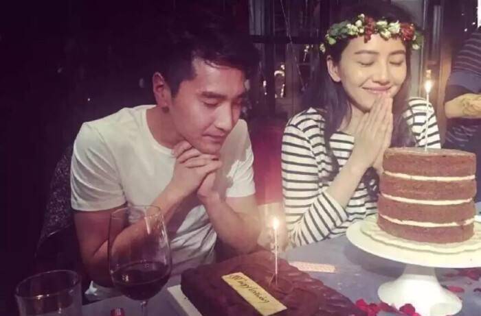 黑色 高圆圆抱10个月女儿走路像飞的!赵又廷秒变母女保镖小跟班超man