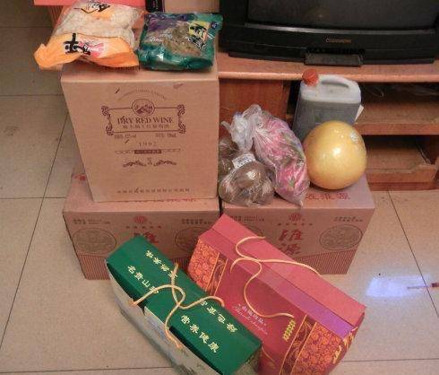 大盒|网友们晒公司发的年货，差距真不大，都是日常所需，真接地气